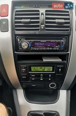 Внедорожник / Кроссовер Hyundai Tucson 2006 в 