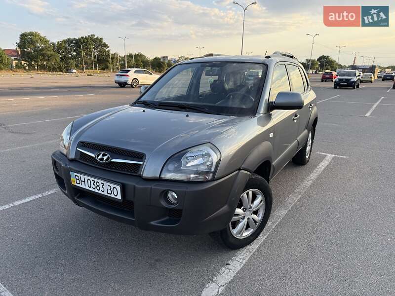 Внедорожник / Кроссовер Hyundai Tucson 2011 в 