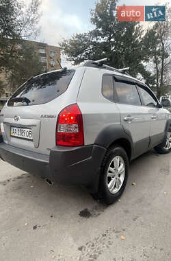 Внедорожник / Кроссовер Hyundai Tucson 2012 в 