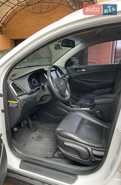 Внедорожник / Кроссовер Hyundai Tucson 2016 в 