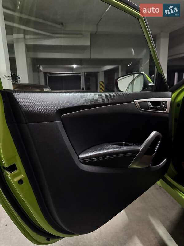 Хэтчбек Hyundai Veloster 2012 в Черновцах