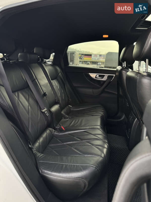 Внедорожник / Кроссовер Infiniti FX 30 2010 в Черновцах