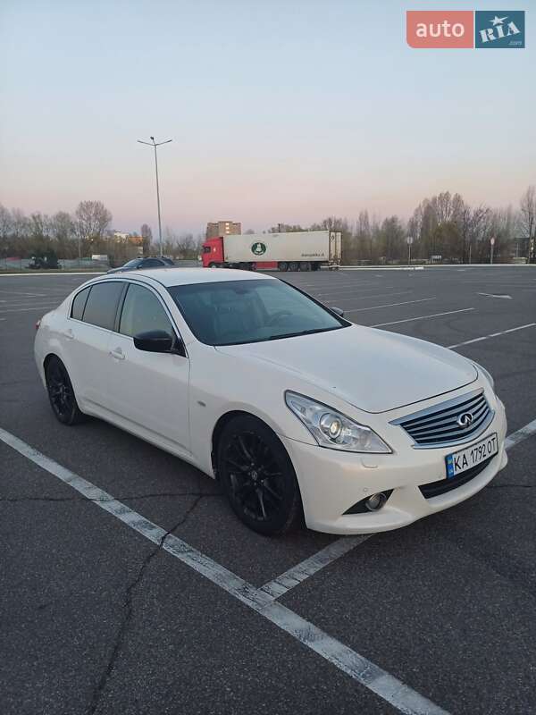 Седан Infiniti G25 2010 в 