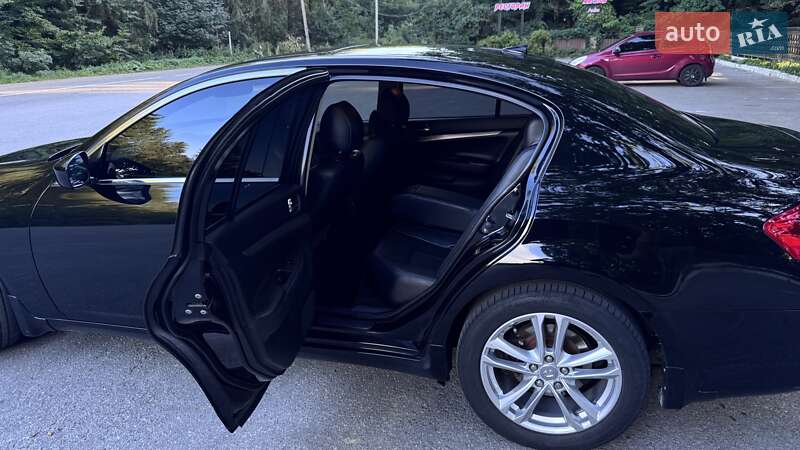 Седан Infiniti G25 2010 в Хмельнике
