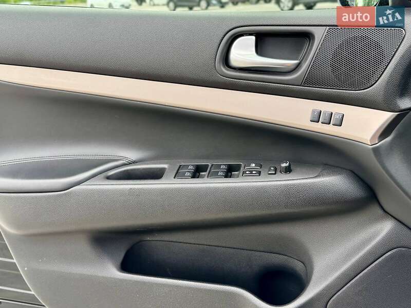 Седан Infiniti G25 2012 в Киеве