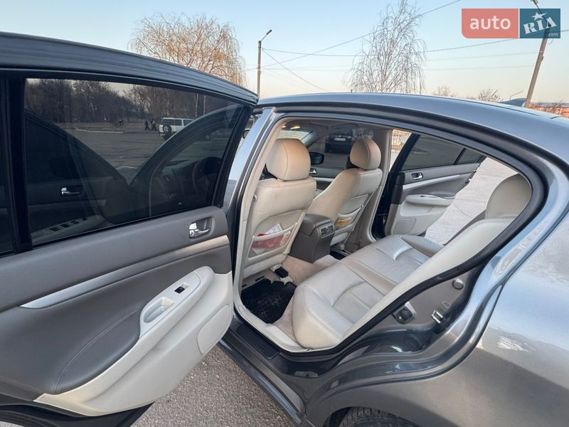 Седан Infiniti G25 2012 в Александрие