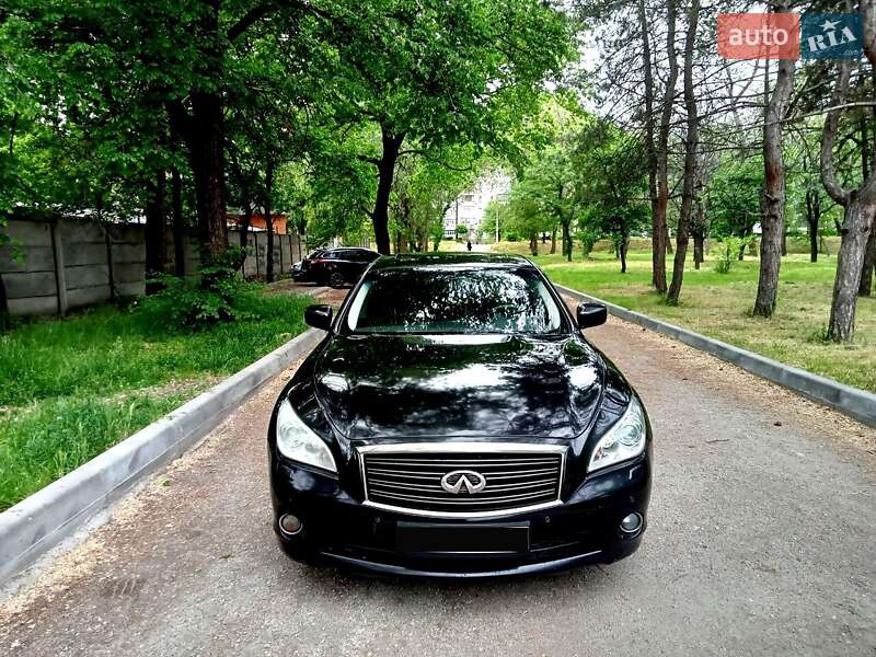 Седан Infiniti M25 2012 в 