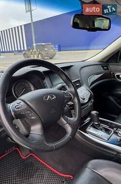 Седан Infiniti M25 2013 в 