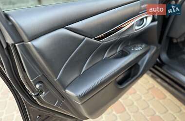 Седан Infiniti M30 2010 в 