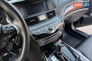 Седан Infiniti M30 2010 в 