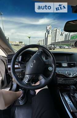 Седан Infiniti M37 2013 в 