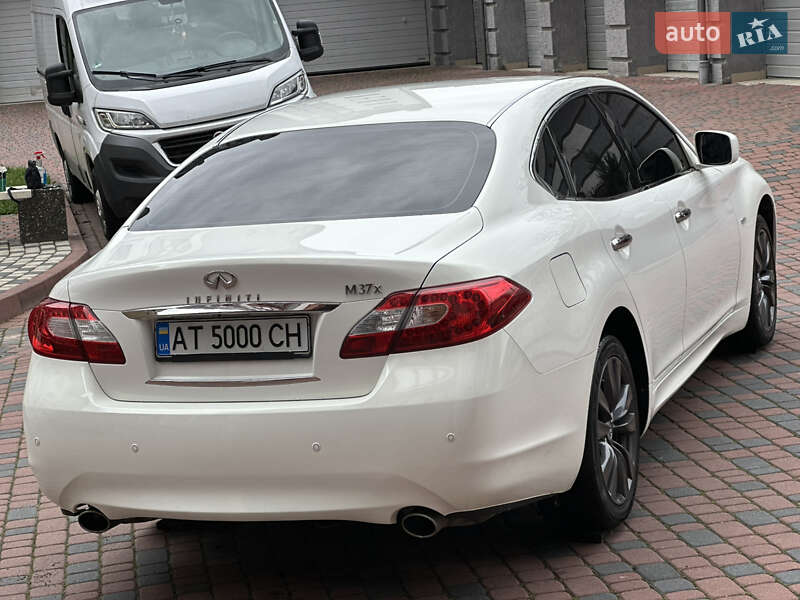Седан Infiniti M37 2013 в Ивано-Франковске