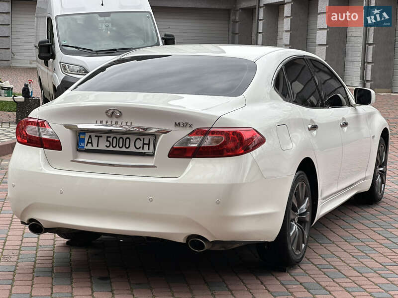 Седан Infiniti M37 2013 в Ивано-Франковске
