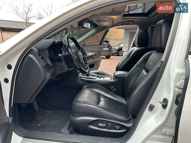 Седан Infiniti M37 2013 в Ивано-Франковске