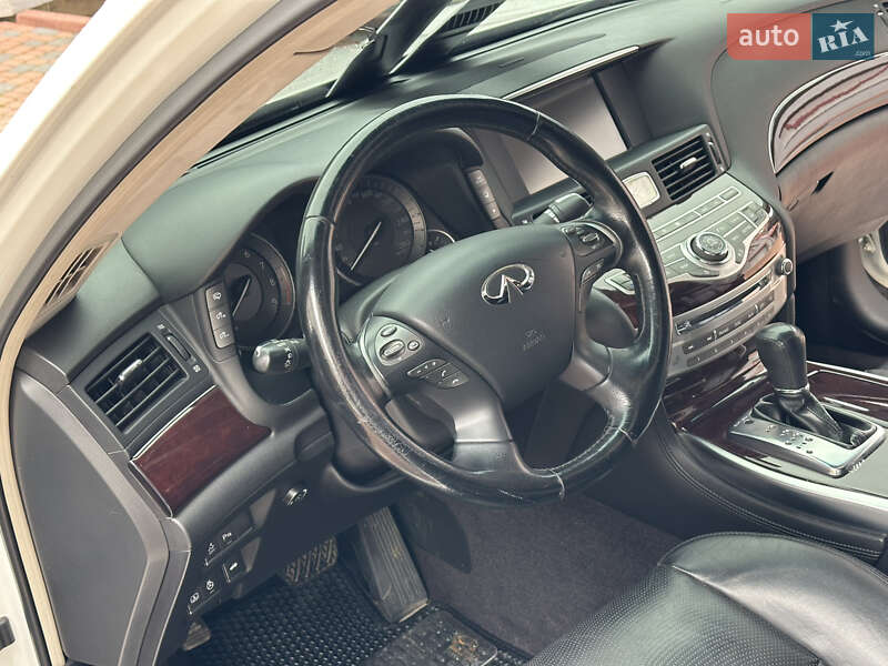Седан Infiniti M37 2013 в Ивано-Франковске