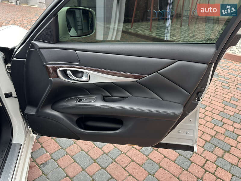 Седан Infiniti M37 2013 в Ивано-Франковске