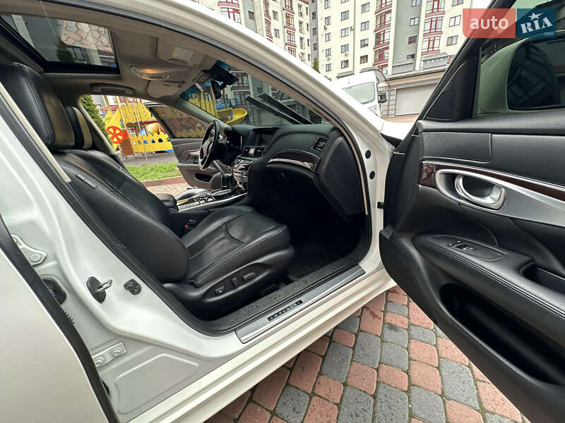 Седан Infiniti M37 2013 в Ивано-Франковске