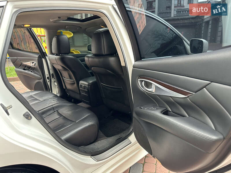 Седан Infiniti M37 2013 в Ивано-Франковске