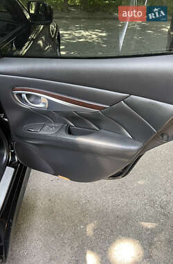 Седан Infiniti M37 2013 в 
