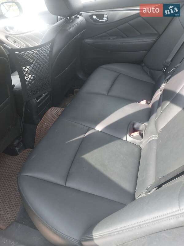 Седан Infiniti Q50 2016 в Новодністровську