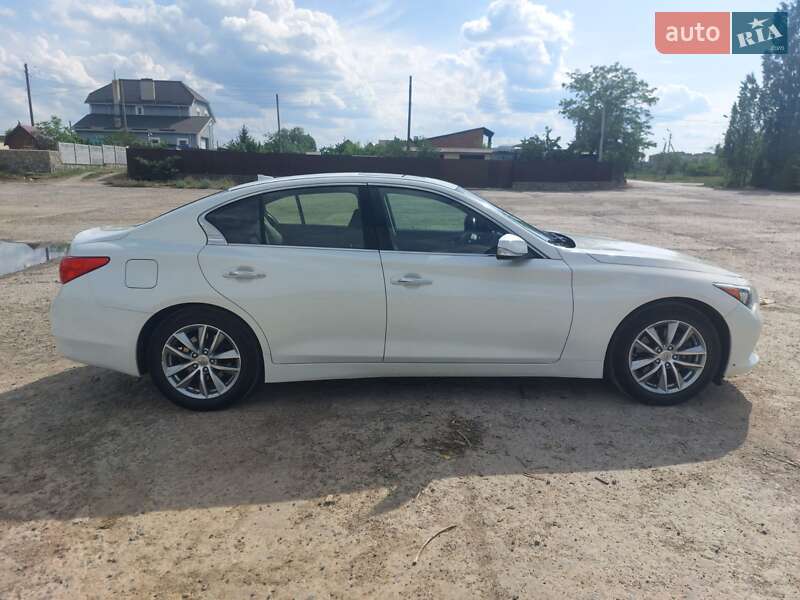 Седан Infiniti Q50 2016 в Новодністровську