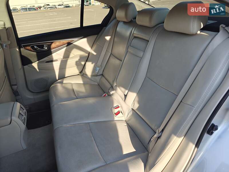 Седан Infiniti Q50 2016 в Чернигове