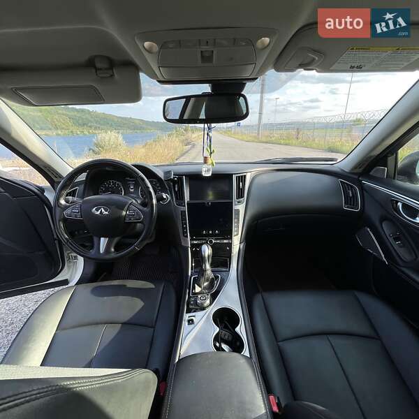 Седан Infiniti Q50 2016 в Новодністровську