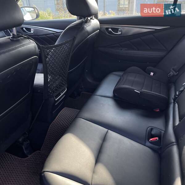 Седан Infiniti Q50 2016 в Новодністровську