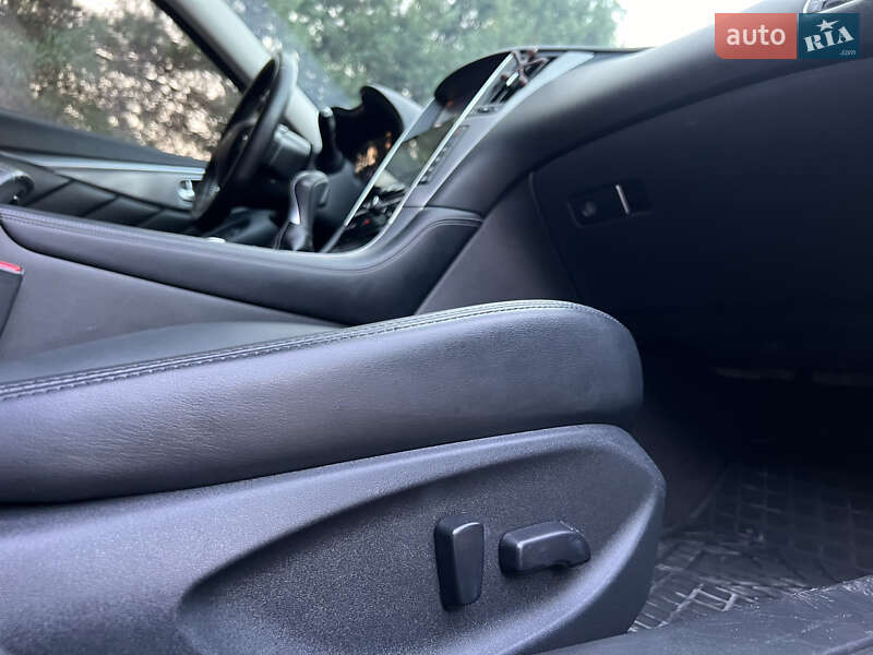 Седан Infiniti Q50 2015 в Дрогобичі