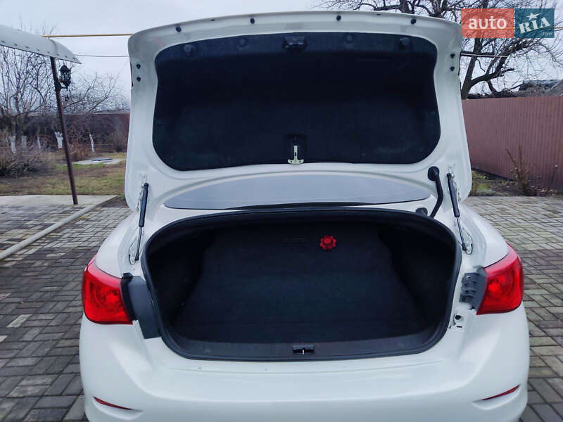 Седан Infiniti Q50 2015 в Києві