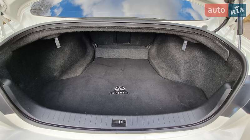 Седан Infiniti Q50 2017 в Дрогобыче