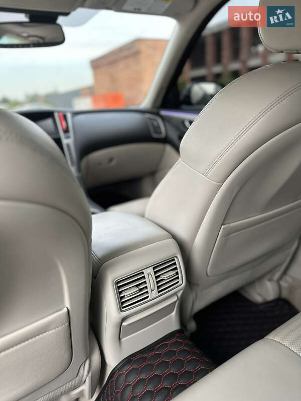 Седан Infiniti Q50 2016 в Хмельницькому