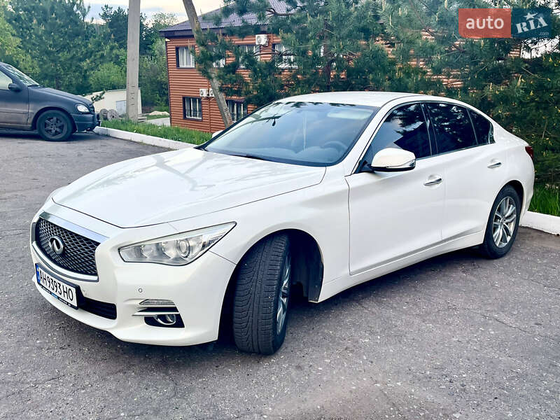 Седан Infiniti Q50 2015 в 