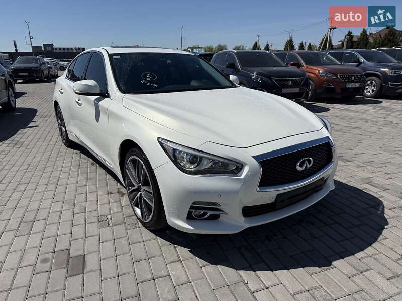 Седан Infiniti Q50 2015 в 