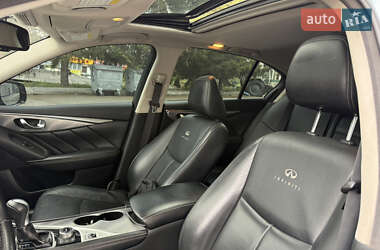 Седан Infiniti Q50 2014 в 