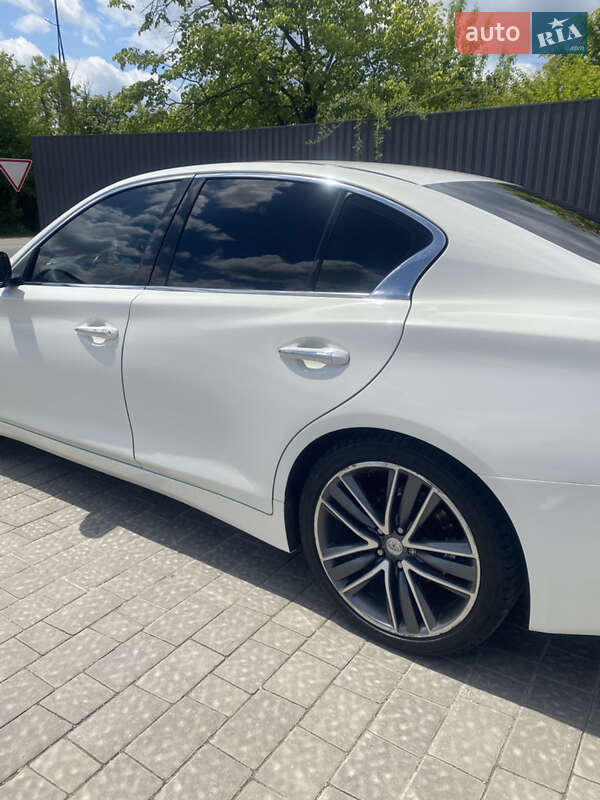 Седан Infiniti Q50 2013 в Тернополі