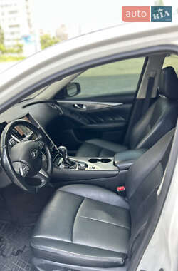 Седан Infiniti Q50 2015 в 