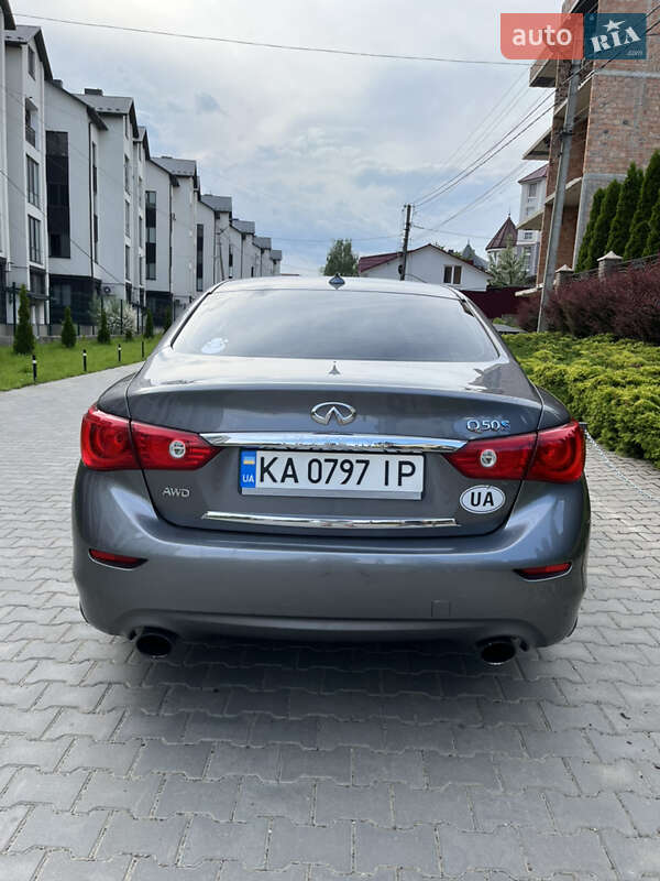 Седан Infiniti Q50 2013 в Черновцах