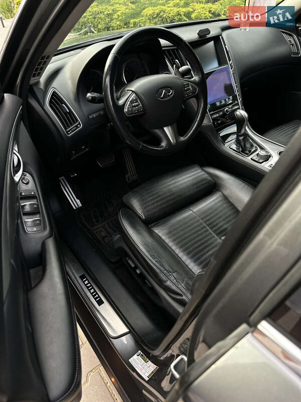 Седан Infiniti Q50 2013 в Черновцах
