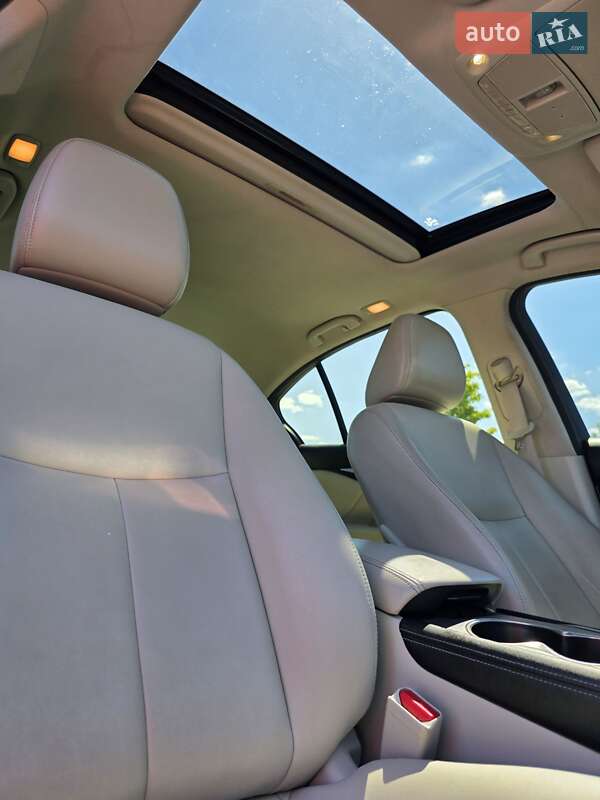 Седан Infiniti Q50 2015 в Івано-Франківську