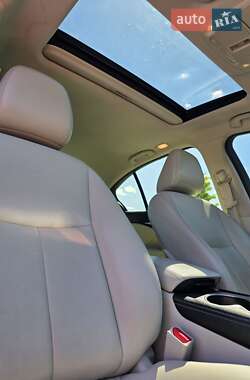 Седан Infiniti Q50 2015 в 