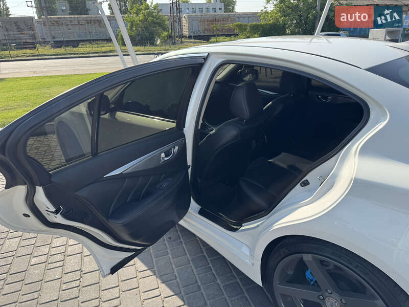 Седан Infiniti Q50 2015 в Одесі