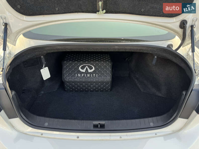 Седан Infiniti Q50 2015 в Одесі