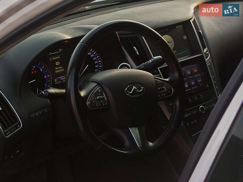 Седан Infiniti Q50 2015 в Киеве