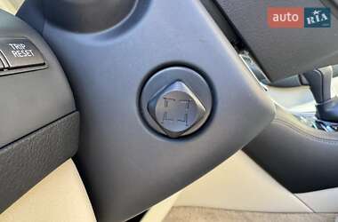 Седан Infiniti Q50 2015 в 