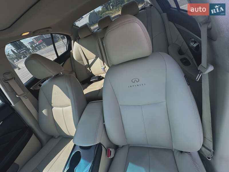 Седан Infiniti Q50 2014 в Киеве