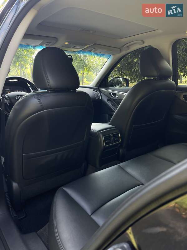 Седан Infiniti Q50 2013 в Ирпене