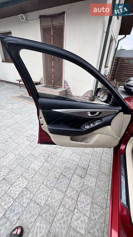 Седан Infiniti Q50 2016 в Ременеві