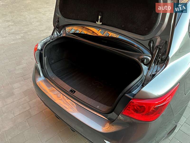 Седан Infiniti Q50 2017 в Дніпрі