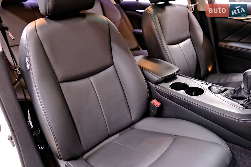 Седан Infiniti Q50 2015 в Одессе